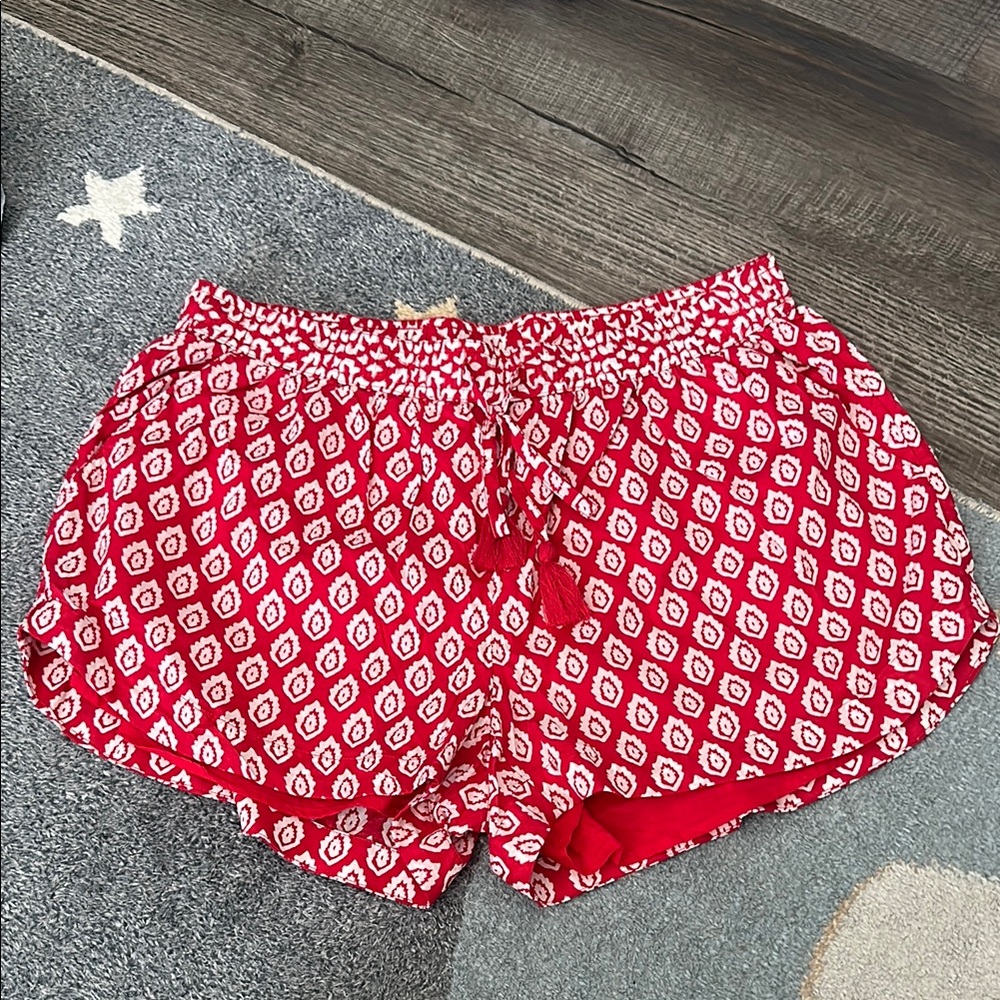 Vineyard Vines Red and White Athletic Shorts Lightweight Geometric Design